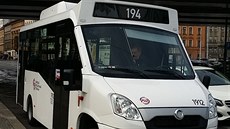 Minibusy, které nyní vozí cestující mezi Florencí a Staromstskou, jsou bílé....