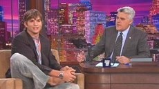 Ashton Kutcher ukázal své nohy v talkshow Jay Lena.