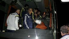 Trenér Fenerbahce Ismail Kartal s hrái zkoumají kody na ponieném autobusu,...