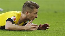 Marco Reus z Dortmundu na trávníku.