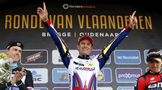 Alexander Kristoff se na stupních vítz raduje z vítzství v závodu kolem...