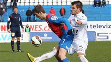 Milan Jirásek z Baníku Ostrava (vpravo) se chce za ka�dou cenu dostat k mí�i, ...