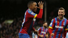 Jason Puncheon (vlevo) z týmu Crystal Palace se raduje z gólu v duelu s...