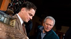 Clint Eastwood a Leonardo DiCaprio v roce 2011 pi natáení filmu J.Edgar.