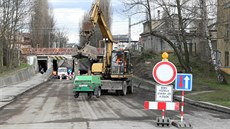 Uzavení klíového elezniního podjezdu pipomnlo idim v kolonách i...