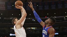 Andrea Bargnani (vlevo) z New Yorku stílí pes Nerlense Noela z Philadelphie.