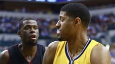 Paul George (vpravo) z Indiany se tlaí ke koi Miami pes Jamese Ennise.