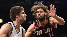 Brook Lopez (vlevo) z Brooklynu se hrne ke ko�i Portlandu p�es své dvoj�e...