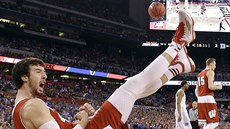 Frank Kaminsky z Wisconsinu se raduje z úspné akce proti Duke, nakonec vak...