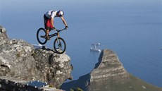 Biker Kenny Belaey pedvádí jeden ze svých 'kousk' na vrcholu Stolové hory v...