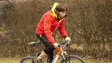 Alternativní fáze tréninku - jízda do kopce na horském kole udrí stabilní...