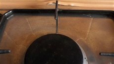 patn umístná lita za vestavnou varnou deskou v zrekonstruované kuchyni