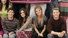 Adam Brody, Rachel Bilsonová, Mischa Bartonová a Ben McKenzie v seriálu O.C....