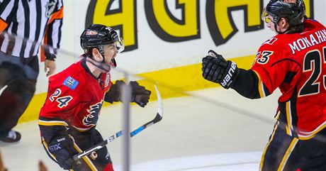 Jií Hudler a  Sean Monahan v euforii po vsteleném gólu.