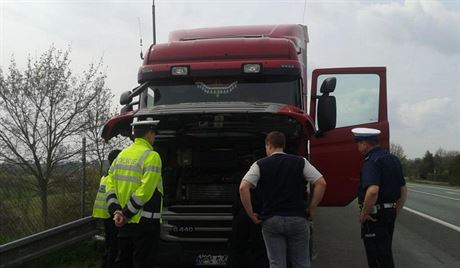 Bezpenostní akce na silnici I/33, policisté do akce nasadili i vrtulník....