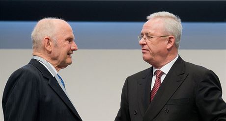 Zástupce akcioná Volkswagnu Ferdinand Piëch (vlevo) s éf automobilky  Martin...