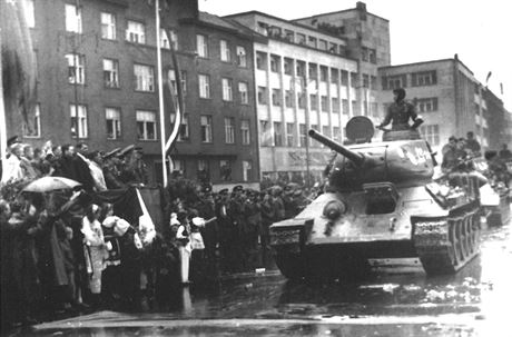 Tanky T-34 na Prokeov námstí po osvobození Ostravy ped sedmdesáti lety.