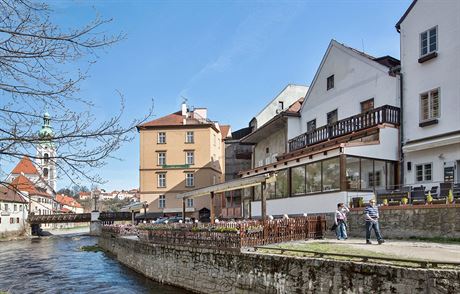 Prosklená terasa navazující na historický dm u Vltavy v eském Krumlov...