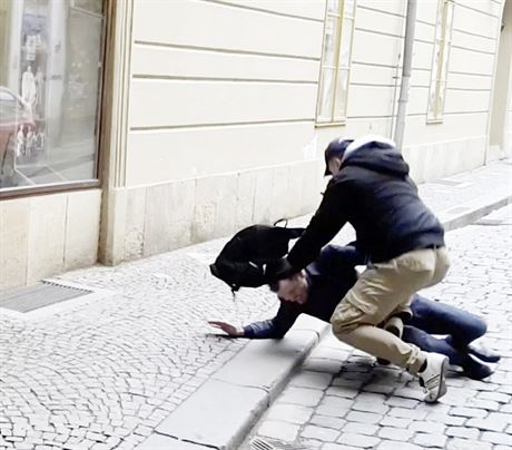 Zákrok policisty po pecházení na ervenou