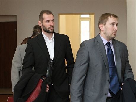 Bývalý hokejista Ivan Padlek (vlevo) odeel od jihlavského soudu znovu s...