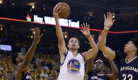 Stephen Curry z Golden State zakonuje v obleení basketbalisty New Orleans.
