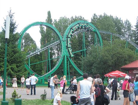Horská dráha Tic Tac Tornado v chorzovském zábavním parku.