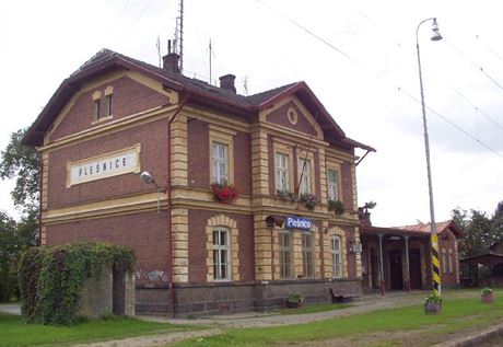 Na prodej je napíklad výpravní budova v Plenicích na Plzesku.