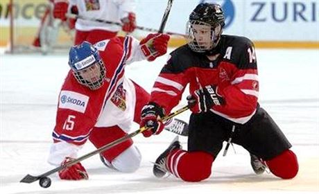 eský hokejista Michael paek (vlevo) v souboji s Mattem Barzalem z Kanady.