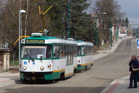 Tramvaj zatím jezdí jen don Vratislavic, pi cest do Jablonce musíte pestoupit na autobus. 