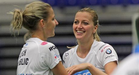Karolína Plíková (vlevo) a Petra Kvitová by nemly chybt v únorovém duelu Fed Cupu se výcarskem.