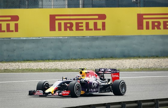 Daniil Kvjat ze stáje Red Bull pi prvním tréninku na Velkou cenu íny.