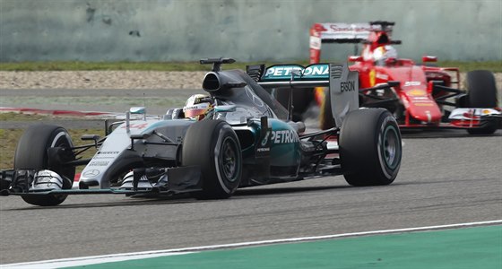 Lewise Hamiltona prohání Sebastian Vettel.