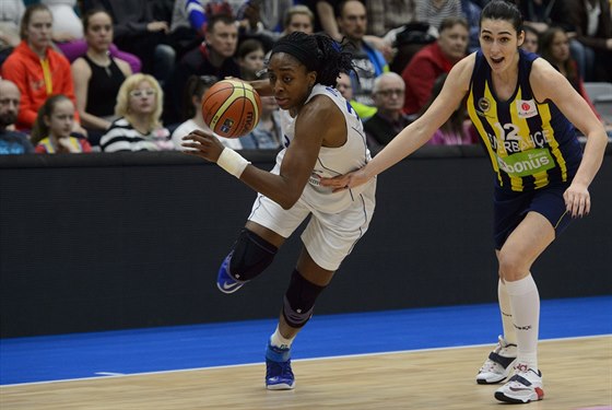 Nnemkadi Ogwumikeová (vlevo) z Dynama Kursk a Tugce Canitezová z Fenerbahce.