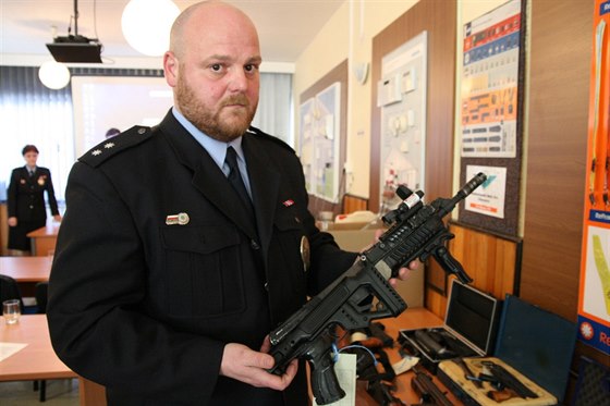 Filip Treml z chomutovského policejního oddlení bezpenosti zbraní s útonou...