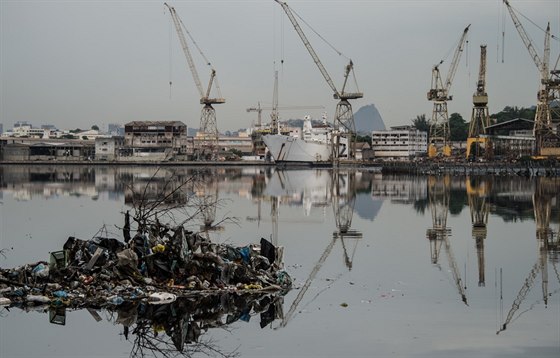 Zátoka Guanabara v Riu de Janeiru, ve které se za rok uskutení olympijské...