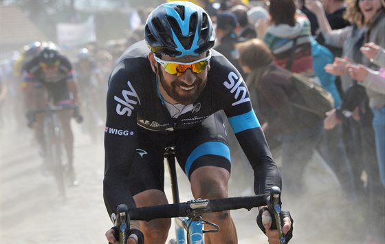 Britský cyklista Bradley Wiggins na trati klasiky Paí-Roubaix v roce 2015.