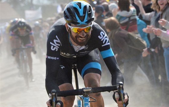 Britsk cyklista Bradley Wiggins na trati klasiky Pa-Roubaix