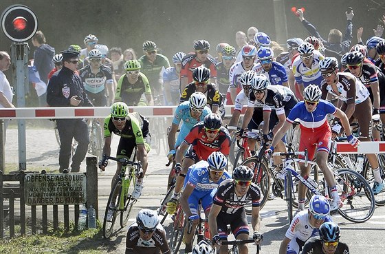POZOR, JEDE VLAK. Cyklisté v závod Paí-Roubaix nerespektovali staené závory...