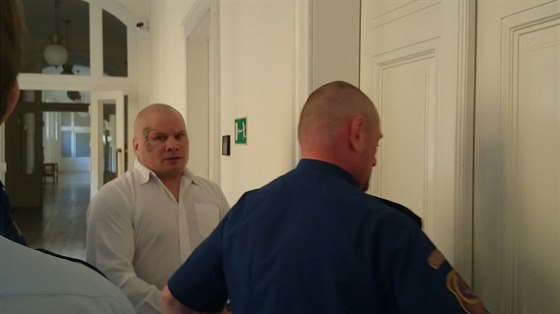 Obalovaný Otakar Vodika u soudu kvli podvodm s luxusními auty