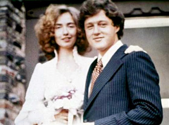 Za Billa Clintona se provdala 11. íjna 1975. Po svatb si vak nechala rodné...