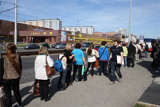 Na autobus do Mlníka eká vdy minimáln 20 lidí.