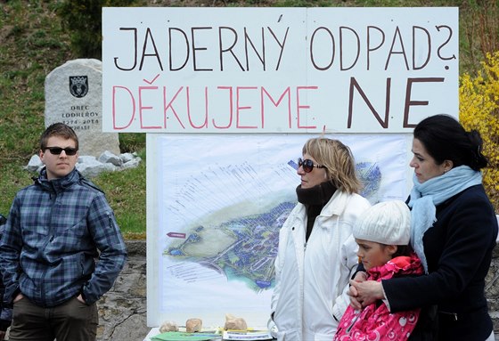 V Lodhéřově na Jindřichohradecku se sešlo asi 60 lidí na pochodu proti úložišti...