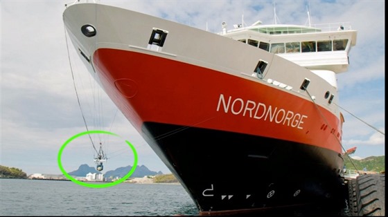Na trajektu Hurtigruten bylo použito 11 kamer. Některé zavěšené na...