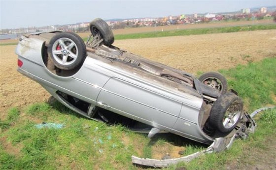 Havarované BMW, jeho idie hledal na Zlínsku policejní psovod.