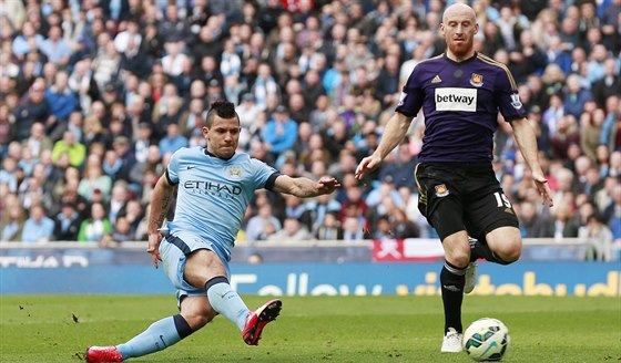 Sergio Agüero z Manchester City (vlevo) stílí gól do sít West Ham United....