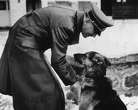 Adolf Hitler se svým oblíbeným psem