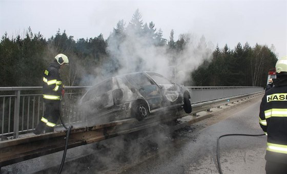 Auto po nehod skonilo na svodidlech a zaalo hoet.