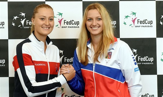 Kristina Mladenovicová z Francie a Petra Kvitová po losování semifinále Fed...