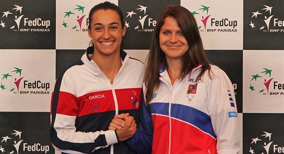 Caroline Garciaová a Lucie afáová po losu semifinále Fed Cupu mezi eskem a...