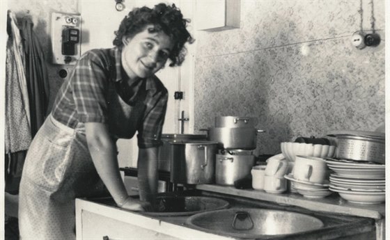 Snímek z výstavy fotografií Plzeňanů zachycuje ženu při mytí nádobí v roce 1957.